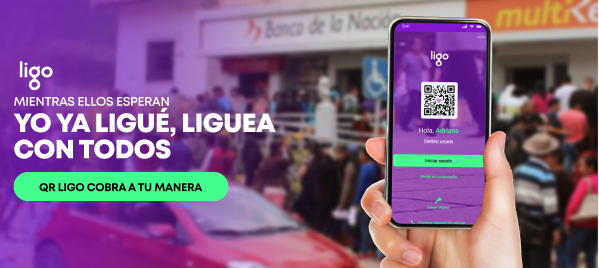 mostrando código QR de Ligo en su celular frente a una fila larga de personas en el banco